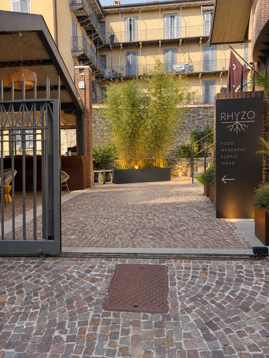 Ingresso reale di RHYZO nel cortile